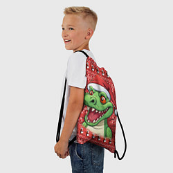Рюкзак-мешок Зеленый дракон на красном новогоднем фоне, цвет: 3D-принт — фото 2