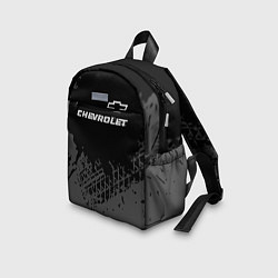 Детский рюкзак Chevrolet speed на темном фоне со следами шин: сим, цвет: 3D-принт — фото 2