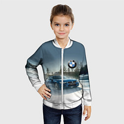 Бомбер детский Крутая бэха мчится по лесной дороге, цвет: 3D-белый — фото 2