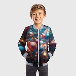 Бомбер детский Красные и синие шары на фоне елки, цвет: 3D-серый — фото 2