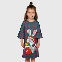 Платье клеш для девочки Кролик на фоне красных снежинок, цвет: 3D-принт — фото 2