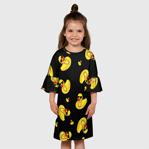 Детское платье Жёлтая уточка в в темных очках и цепочке на черном / 3D-принт – фото 3