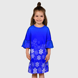 Платье клеш для девочки Снежинки на синем, цвет: 3D-принт — фото 2