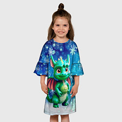 Платье клеш для девочки Маленький дракончик в снежинках, цвет: 3D-принт — фото 2