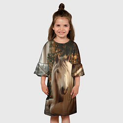 Платье клеш для девочки Белая лошадка лежит у новогодней елки, цвет: 3D-принт — фото 2