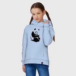 Толстовка оверсайз детская Сидящая чёрная панда с бамбуком, цвет: мягкое небо — фото 2