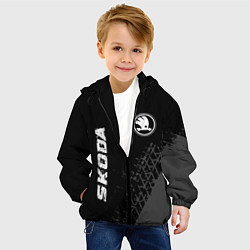 Куртка с капюшоном детская Skoda speed на темном фоне со следами шин: символ, цвет: 3D-черный — фото 2