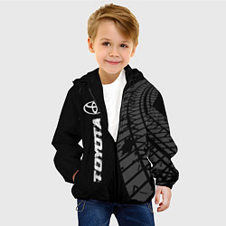 Куртка с капюшоном детская Toyota speed на темном фоне со следами шин: по-вер, цвет: 3D-черный — фото 2