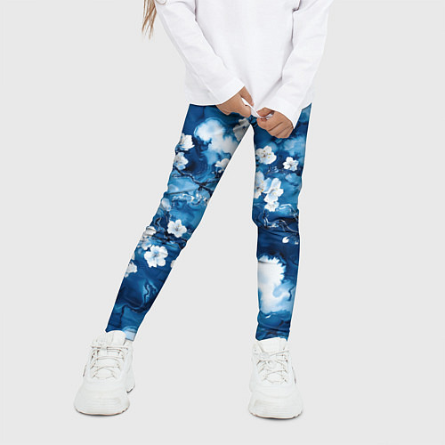 Детские легинсы Цветы белой сакуры - паттерн на синем фоне / 3D-принт – фото 3