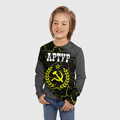 Детский лонгслив Имя Артур и желтый символ СССР со звездой / 3D-принт – фото 3