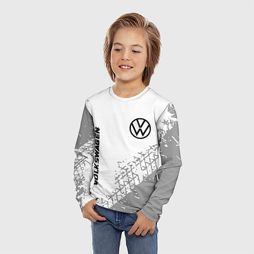 Детский лонгслив Volkswagen speed на светлом фоне со следами шин: н / 3D-принт – фото 3