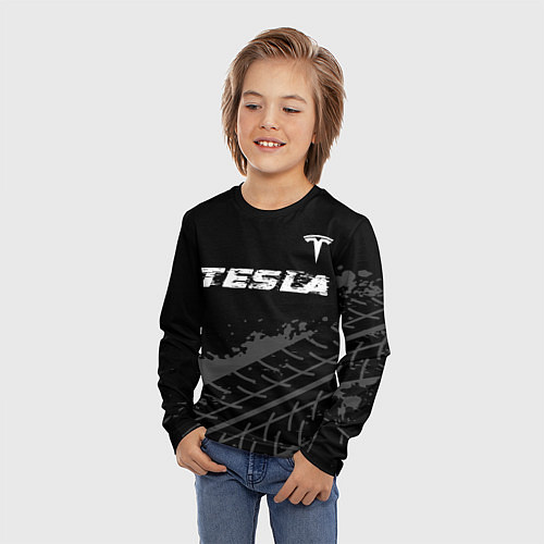 Детский лонгслив Tesla speed на темном фоне со следами шин посереди / 3D-принт – фото 3
