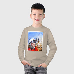 Лонгслив хлопковый детский Юрий Гагарин на космодроме, цвет: миндальный — фото 2
