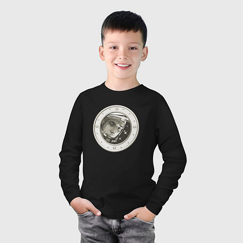 Детский лонгслив Юрий Гагарин в иллюминаторе / Черный – фото 3