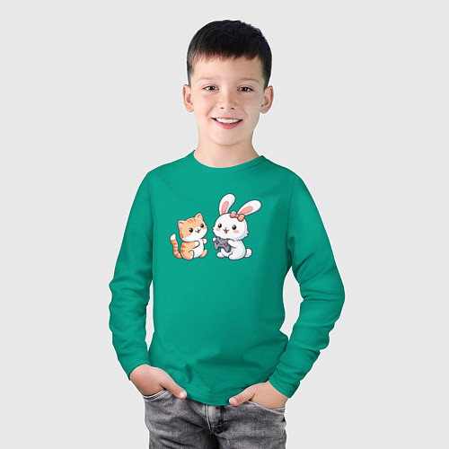 Детский лонгслив Котик играет с кроликом / Зеленый – фото 3