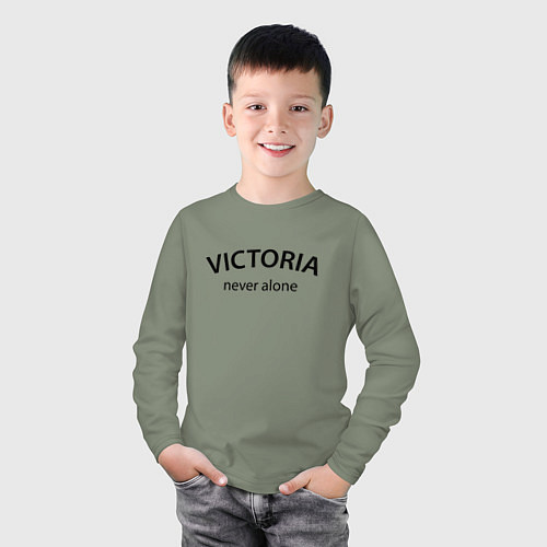 Детский лонгслив Victoria never alone - motto / Авокадо – фото 3