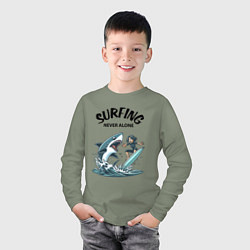 Лонгслив хлопковый детский Surfing never alone - shark and girl, цвет: авокадо — фото 2