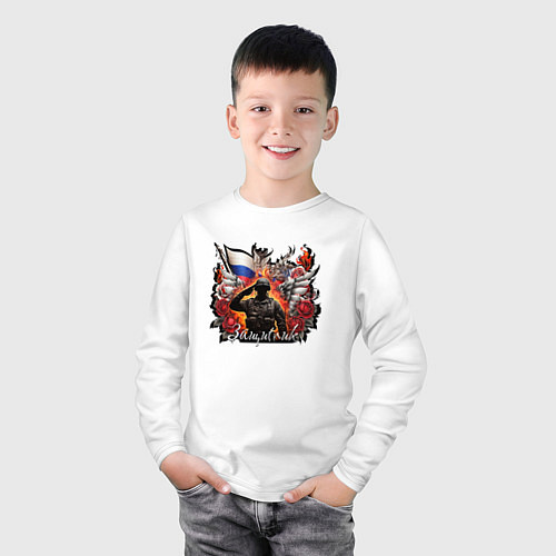 Детский лонгслив Защитник на фоне флага России / Белый – фото 3