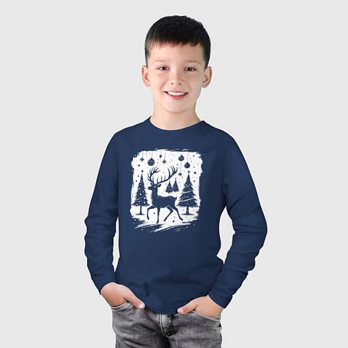 Детский лонгслив Олень в новогоднем лесу / Тёмно-синий – фото 3