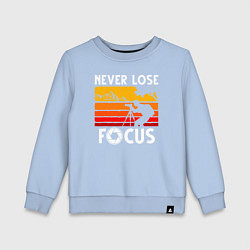 Свитшот хлопковый детский Never lose focus, цвет: мягкое небо