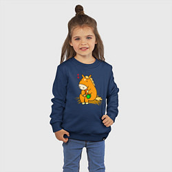 Свитшот хлопковый детский Лошадка ест морковку, цвет: тёмно-синий — фото 2