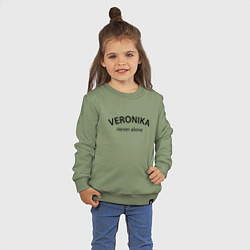 Свитшот хлопковый детский Veronika never alone - motto, цвет: авокадо — фото 2