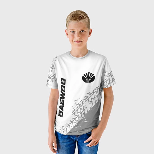 Детская футболка Daewoo Speed на светлом фоне со следами шин / 3D-принт – фото 3
