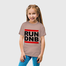 Футболка хлопковая детская RUN DNB, цвет: пыльно-розовый — фото 2