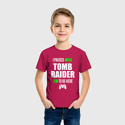 Футболка хлопковая детская I paused Tomb Raider to be here с зелеными стрелка, цвет: маджента — фото 2