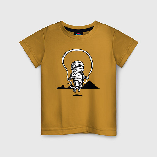 Детская футболка Мумия на фоне пирамид прыгает через скакалку / Горчичный – фото 1