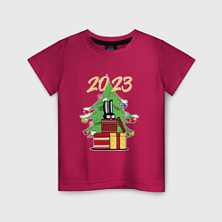 Футболка хлопковая детская Новогодний заяц выглядывает из подарка, цвет: маджента