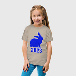 Футболка хлопковая детская 2023 силуэт кролика синий, цвет: миндальный — фото 2