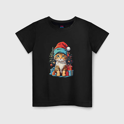 Детская футболка Кот в новогодней шапке на фоне елки / Черный – фото 1