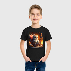 Футболка хлопковая детская Уютный кот у камина с чашкой какао, цвет: черный — фото 2