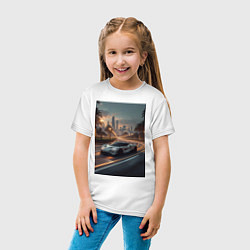 Футболка хлопковая детская Белый суперкар едет по аллее в город, цвет: белый — фото 2