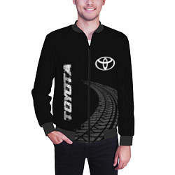 Бомбер мужской Toyota speed на темном фоне со следами шин: надпис, цвет: 3D-черный — фото 2