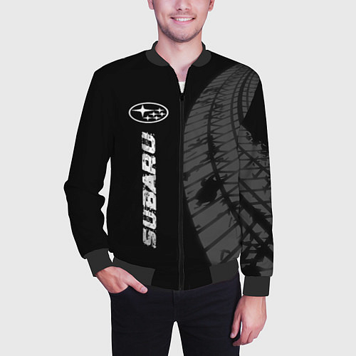 Мужской бомбер Subaru speed на темном фоне со следами шин: по-вер / 3D-Черный – фото 3