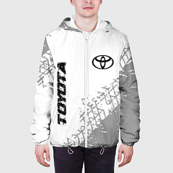 Куртка с капюшоном мужская Toyota speed на светлом фоне со следами шин: надпи, цвет: 3D-белый — фото 2