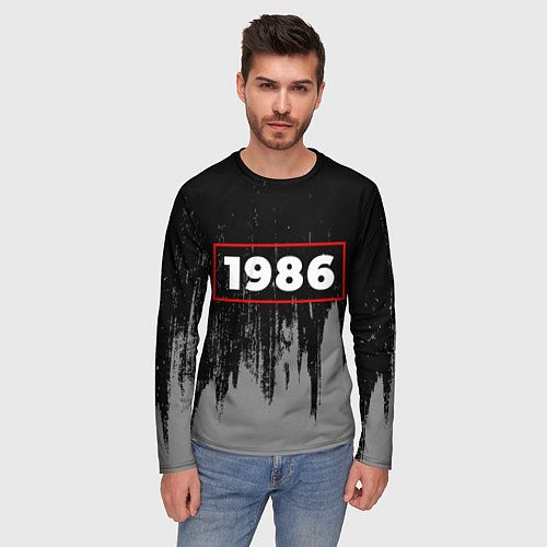 Мужской лонгслив 1986 - в красной рамке на темном / 3D-принт – фото 3