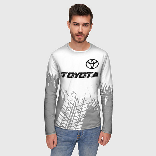 Мужской лонгслив Toyota speed на светлом фоне со следами шин: симво / 3D-принт – фото 3