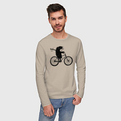 Лонгслив хлопковый мужской Ежик на велосипеде, цвет: миндальный — фото 2