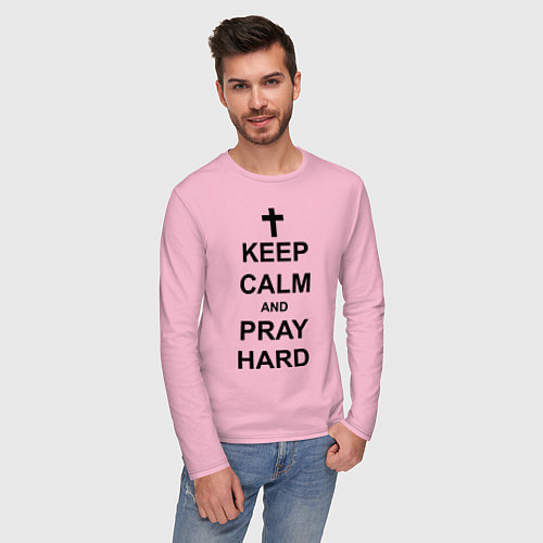 Мужской лонгслив Keep Calm & Pray Hard / Светло-розовый – фото 3