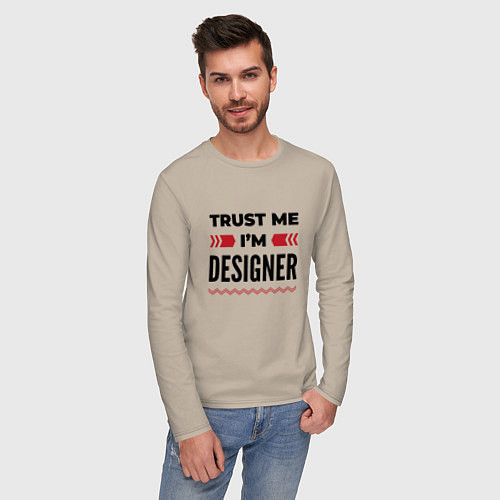Мужской лонгслив Trust me - Im designer / Миндальный – фото 3