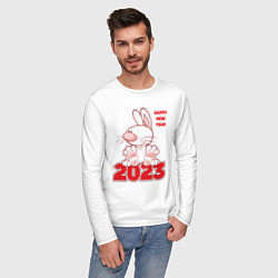 Лонгслив хлопковый мужской Happy New Year, 2023, кролик сидит на цифрах, цвет: белый — фото 2