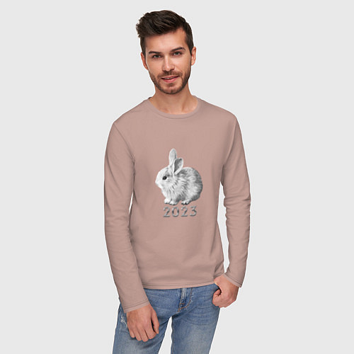 Мужской лонгслив Новогодний белый кролик, символ 2023 года / Пыльно-розовый – фото 3