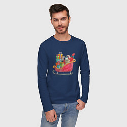 Лонгслив хлопковый мужской Заяц с рождественскими подарками в санях, цвет: тёмно-синий — фото 2