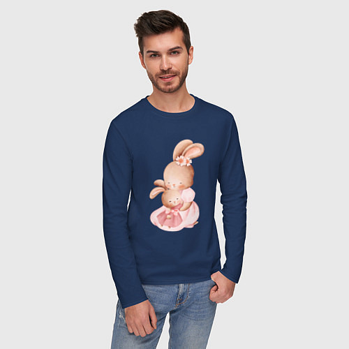Мужской лонгслив Зайка обнимает зайчонка / Тёмно-синий – фото 3