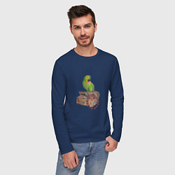 Лонгслив хлопковый мужской Зеленый попугай на сундуке с сокровищами, цвет: тёмно-синий — фото 2