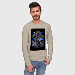 Лонгслив хлопковый мужской Медведь байкер с мотоциклом, цвет: миндальный — фото 2