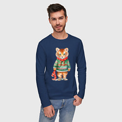 Лонгслив хлопковый мужской Тигр в новогоднем свитере, цвет: тёмно-синий — фото 2